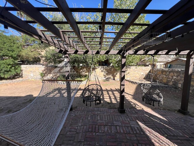 Building Photo - Charming 3-Bed, 2.5-Bath Home with Cozy Fi...