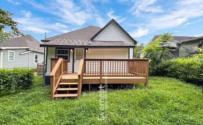 Building Photo - Charming 3-Bedroom Home with Outdoor Oasis – Minutes from Amenities / Pet-Friendly / Available Now!