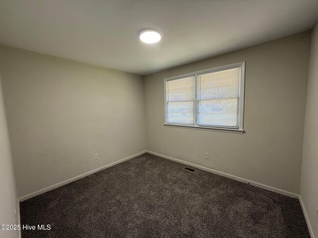 Building Photo - 126 Kitt Dr