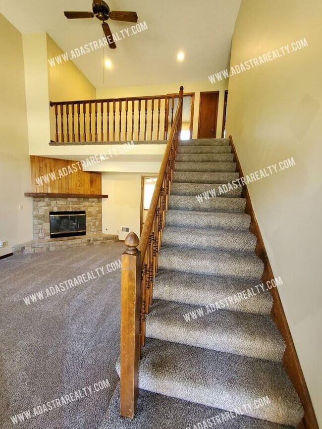 Building Photo - Spacious Duplex in Blue Valley-Available N...