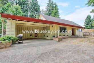 Building Photo - 5 Bedrooms, 2.5 Bathrooms Home in Oregon City