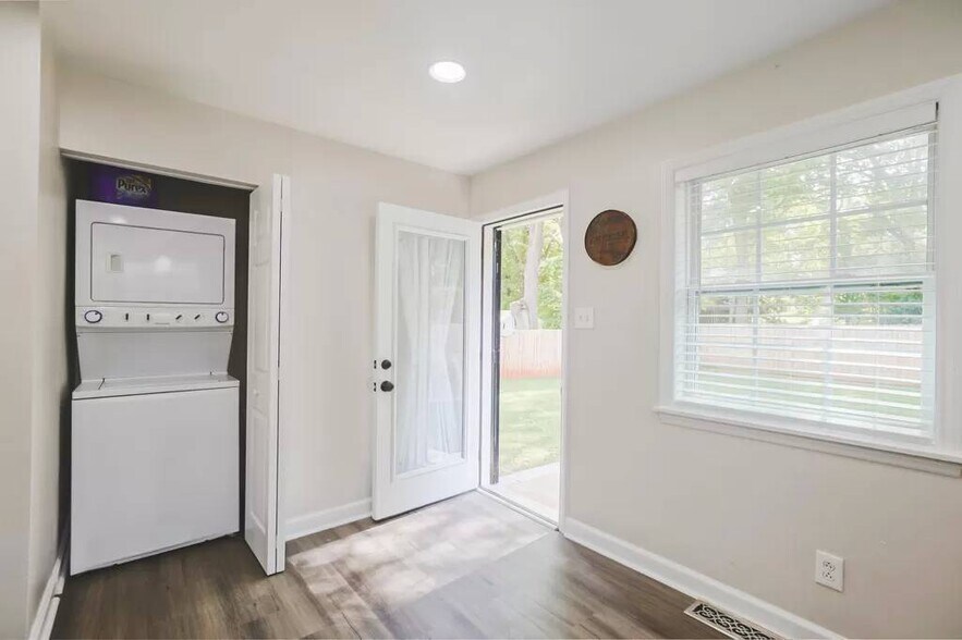 Building Photo - 2106 Longleaf Dr