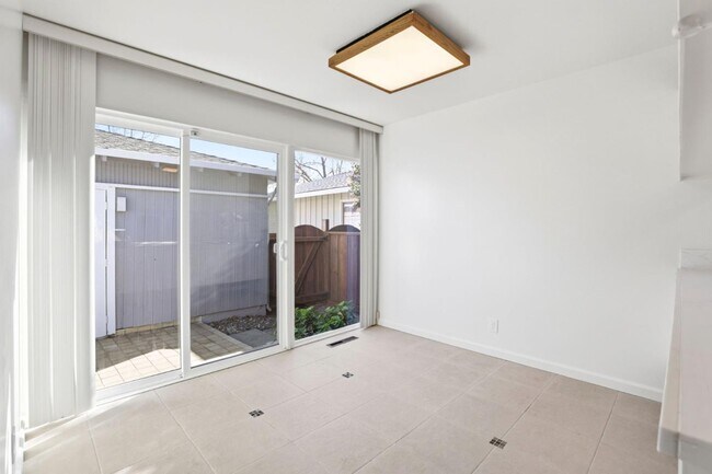 Building Photo - 1201 Weymoth Dr