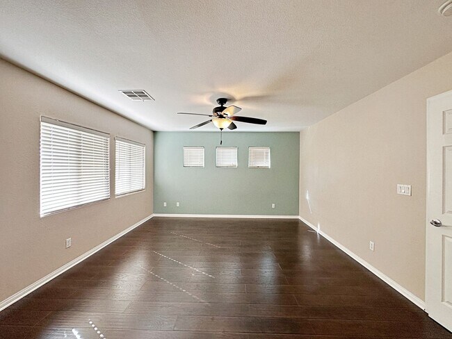 Building Photo - 3 Primary Bedrooms + Loft in Mountain's Ed...