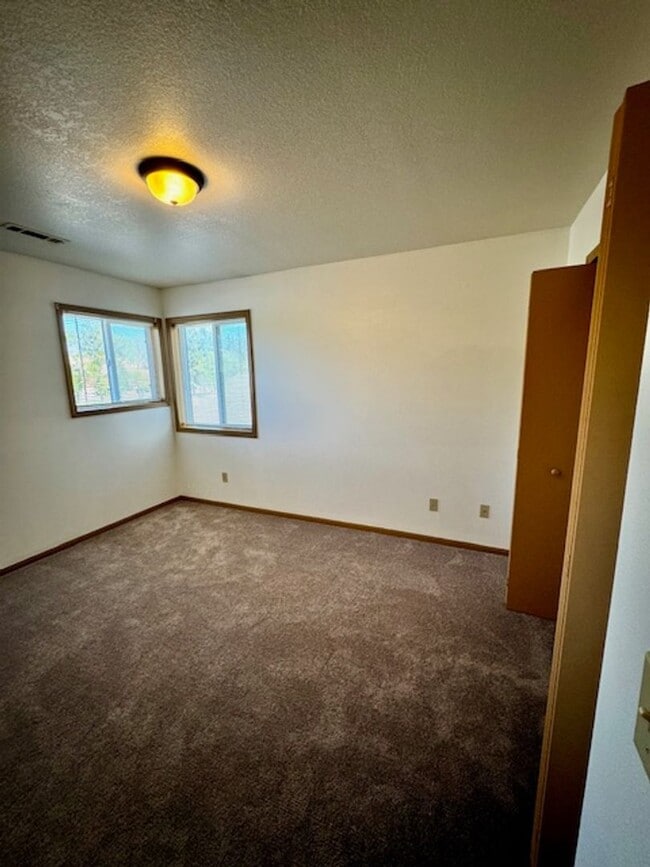 Building Photo - 3 Bedroom 1.5 Bathroom 4plex