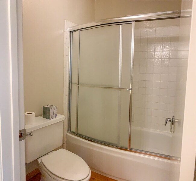 Building Photo - Lovely 2 Bedroom Hamilton Place Townhouse