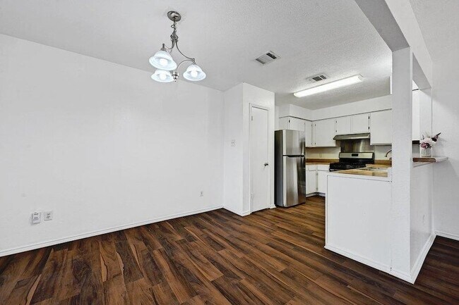 Building Photo - 9601 Holly Springs Dr