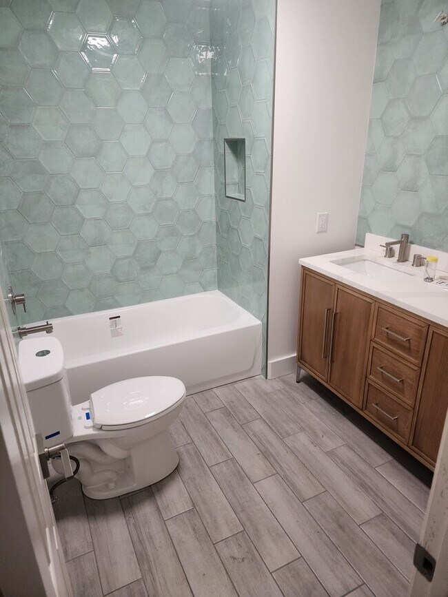 Building Photo - Recently renovated and ready to move in.