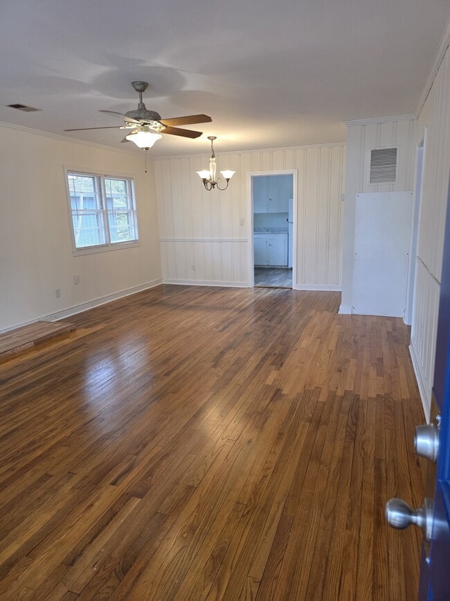 Building Photo - 615 Pine Dr