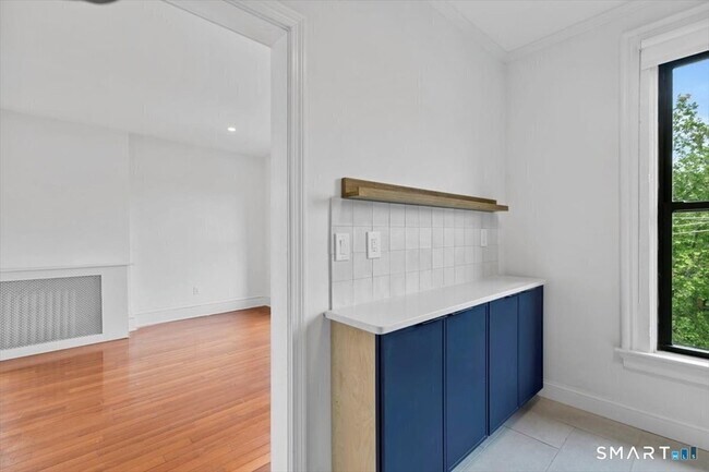 Building Photo - 48 Trumbull St