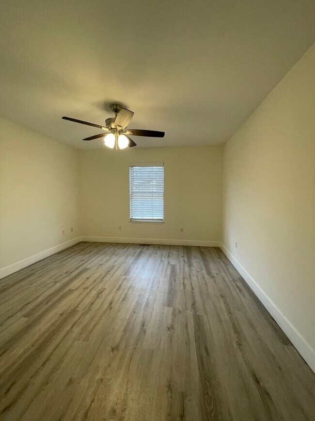 Building Photo - 1009-1011