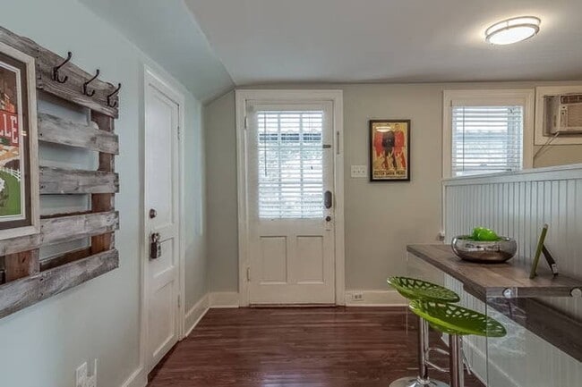 Building Photo - 1 bedroom in East Nashville. Minutes to 5 ...