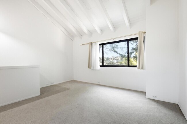 Building Photo - 536 Woodside Oaks