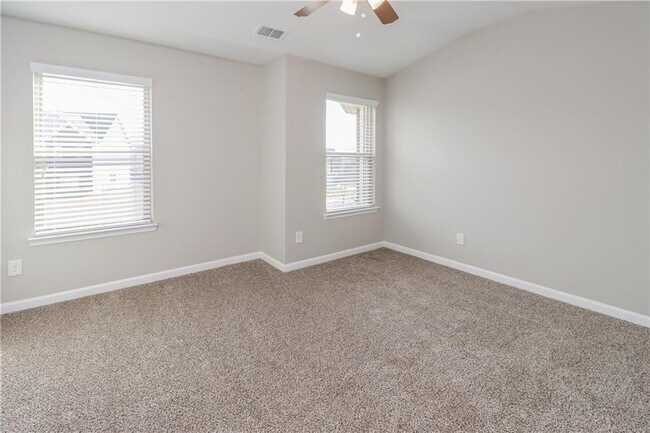 Building Photo - 1138 Paramount Dr