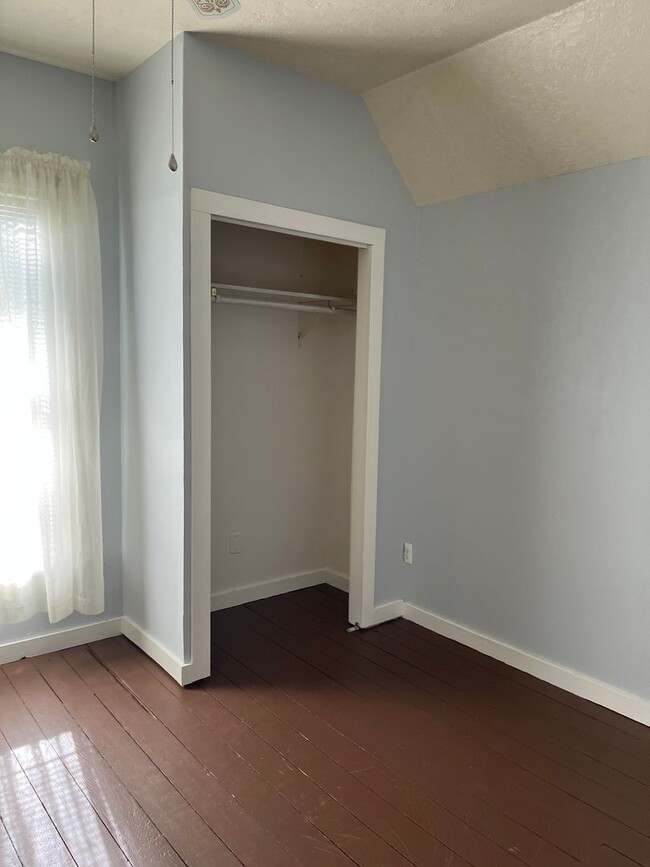 Building Photo - 2 story, 4 bedroom 1 bathroom home in Canyonville.