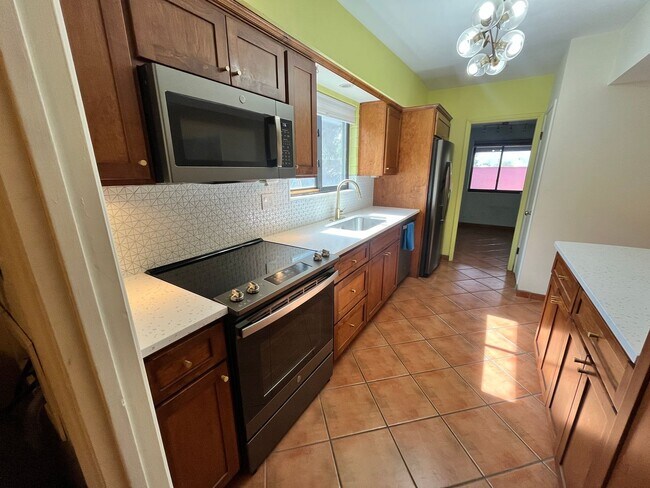 Building Photo - East- 3 bedroom/ 2 bathroom home with sparkling pool!