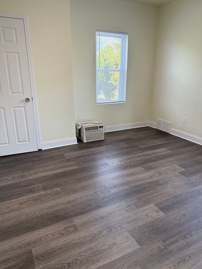 Building Photo - Updated 3BR 1.5 bath house with office/ of...