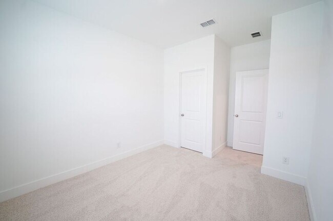 Building Photo - 128 Kingswood Cir