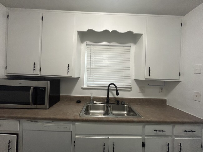 Building Photo - 2805 Villamore Ave