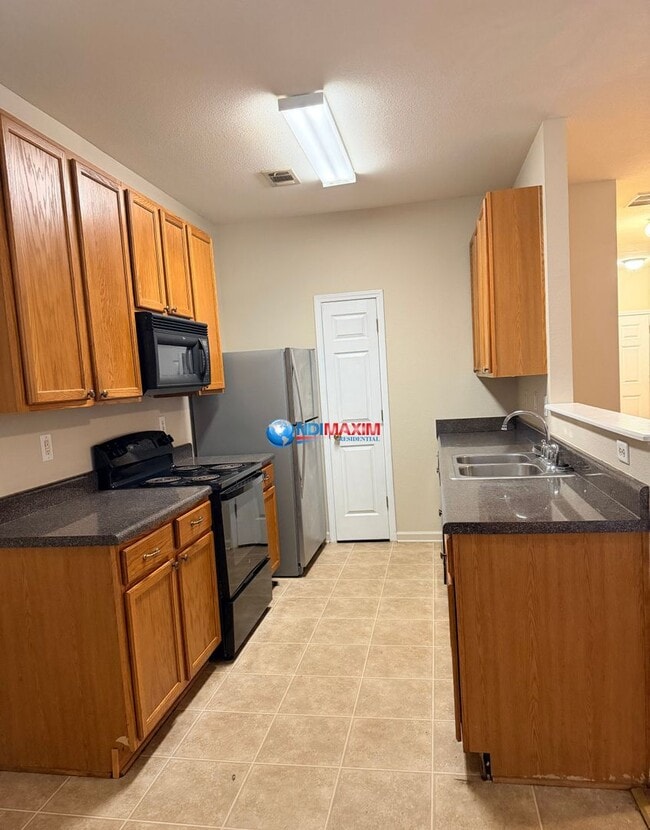 Building Photo - Spacious 3-bedroom townhouse in Riverdale