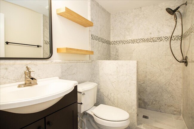 Building Photo - Beautifully Renovated 2/1 in Desirable Gra...