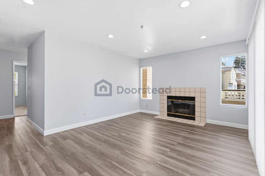 Building Photo - 675 Newbury Ln