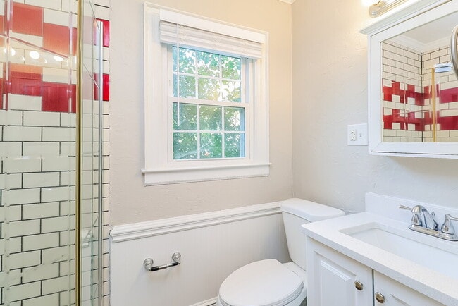 Building Photo - 305 S Mulberry St