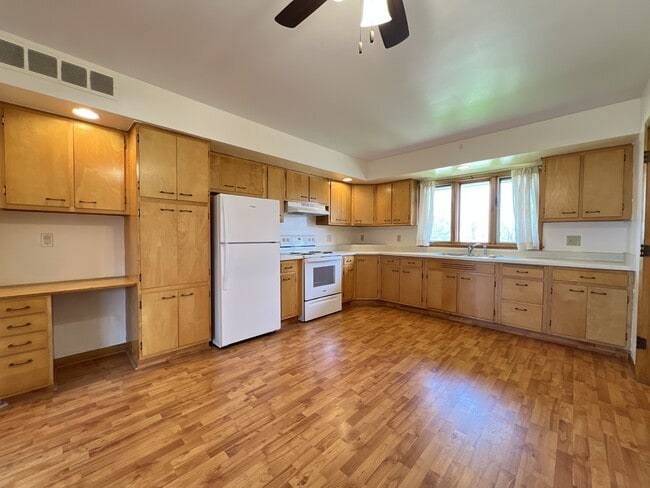 Building Photo - 3170 Asbury Rd