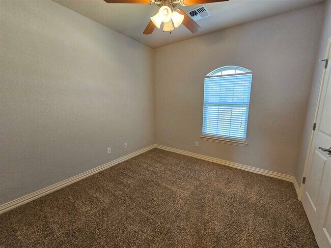 Building Photo - 6 NE Summerwood Dr