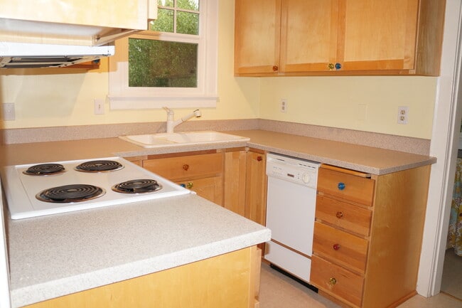 Building Photo - N.E Rose City Bungalow Pet Friendly