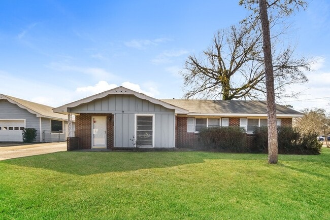 Building Photo - 1122 Oates Rd