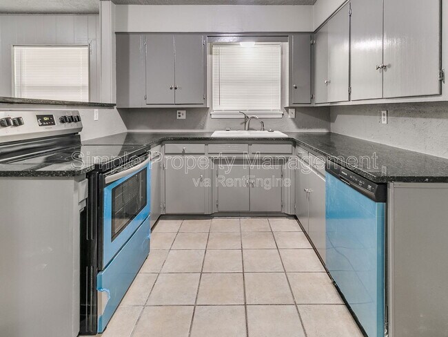 Building Photo - 136 Burton Pl