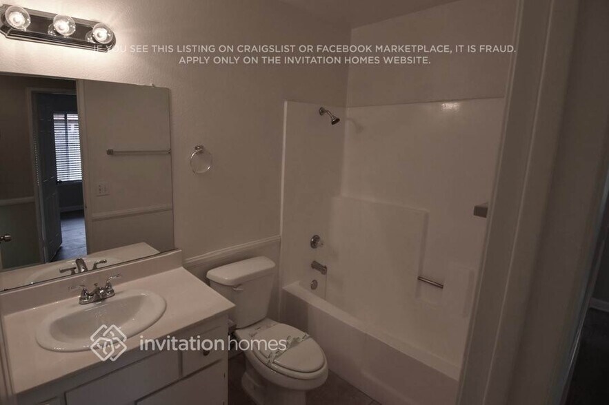 Building Photo - 10058 Julian Dr