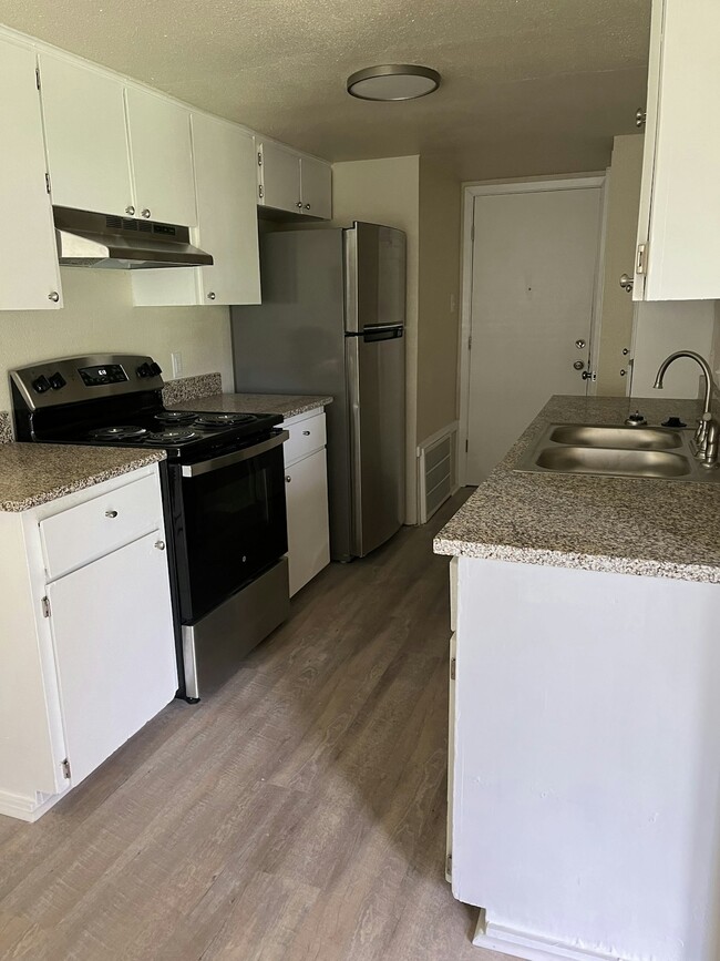 Building Photo - 817 Betsy Ross Dr