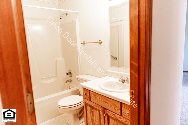 Building Photo - Great 3 bedroom home available!!
