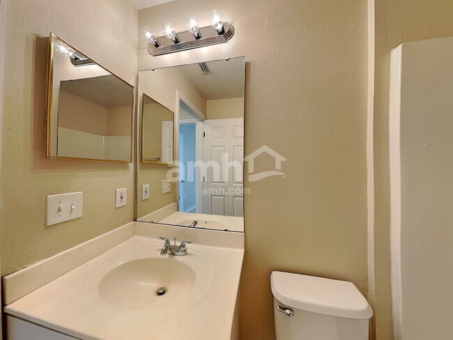 Building Photo - 6817 Westlake Blvd