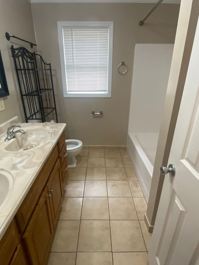 Building Photo - 206 Webb Rd