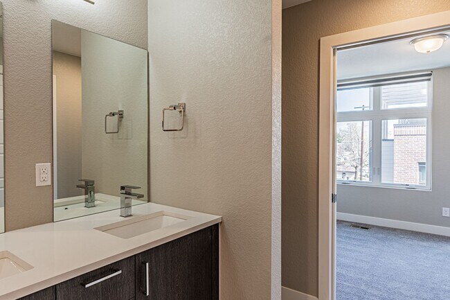 Building Photo - For Rent!  Corner Unit | Modern Townhome |...