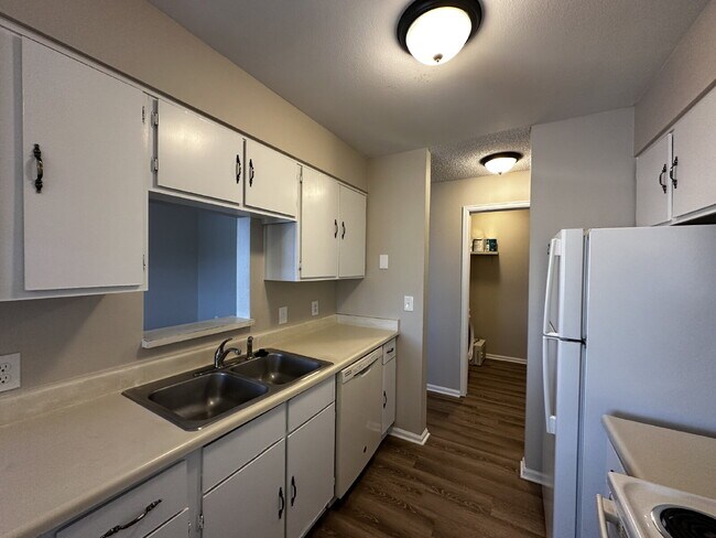 Building Photo - Beautiful Top Floor Condo with Great Views!