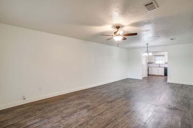 Building Photo - Spacious, Recently Updated Duplex!