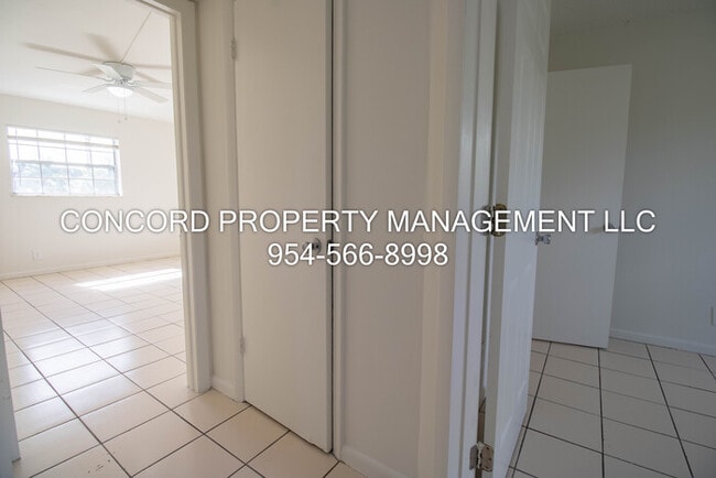 Building Photo - 2 Bedroom, 1.5 Bathroom Apartment with Poo...