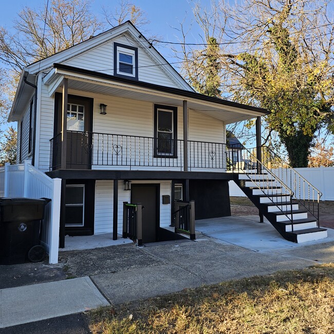 Front Of Home - 915 Saint Marys Ave