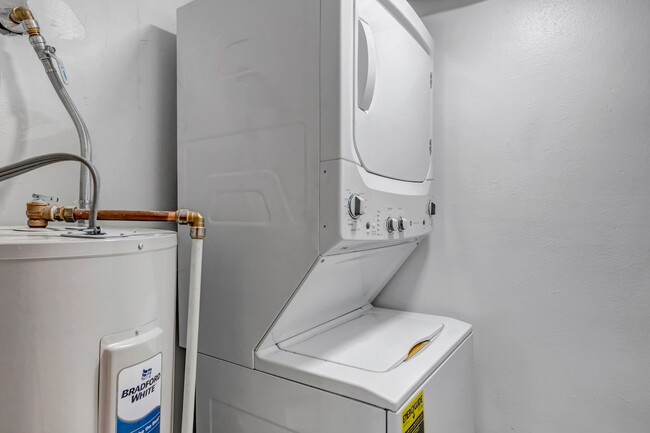Building Photo - Remodeled 1 bed 1 bath condo for rent at V...