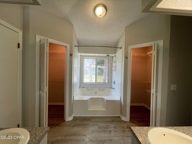 Building Photo - 122 Treasure Palm Dr