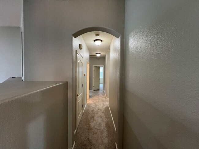 Building Photo - 4 bedrooms, an office and single-story home with a pool!!