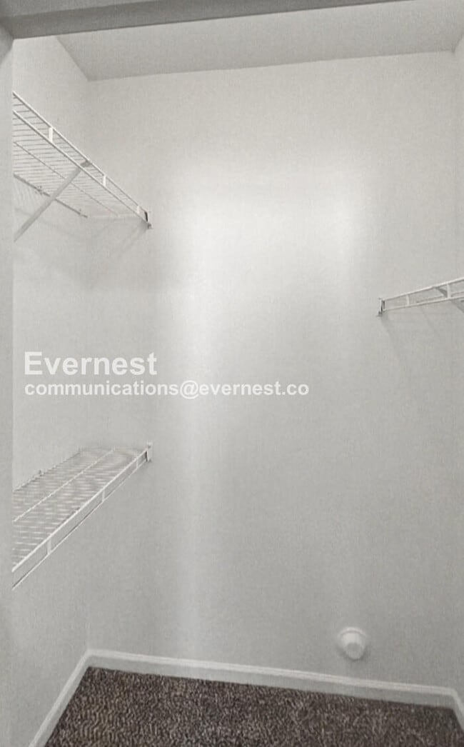 Building Photo - 1195 Washington Dr