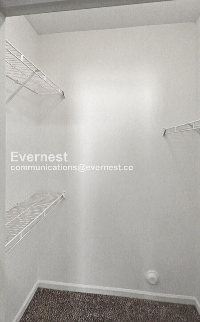 Building Photo - 3 Bed/2 Bath Home with Garage / Pet-Friendly / Available Now!