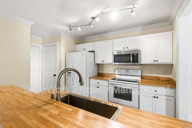 Building Photo - 1124 5th Ave