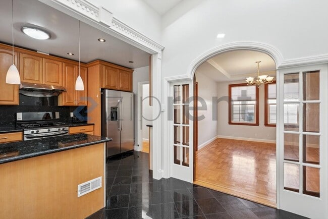 Building Photo - 16 Dunsmuir St