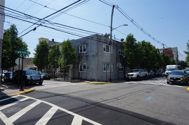 Primary Photo - 327 41st St